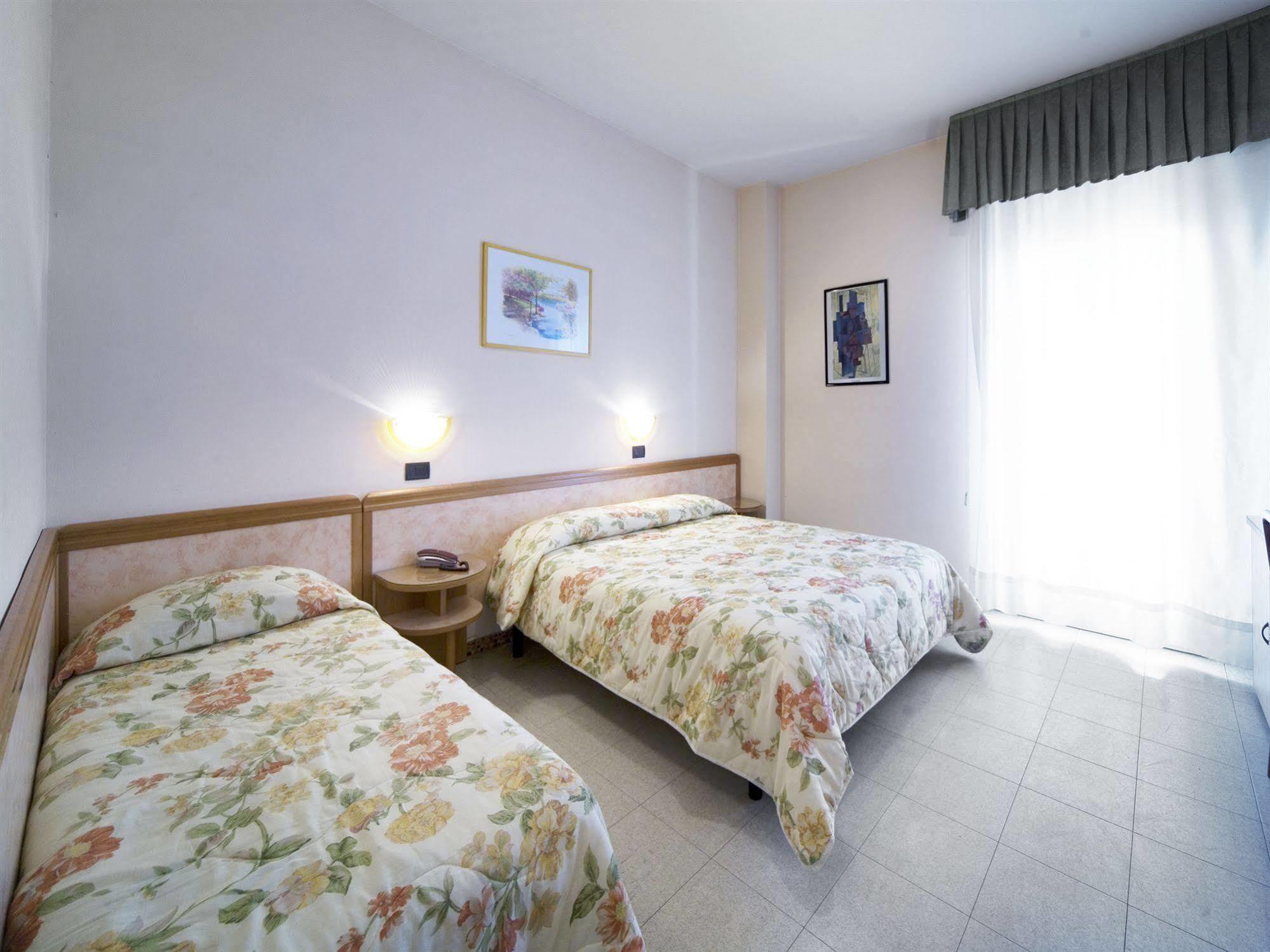 Hotel Bamby Rimini Bagian luar foto