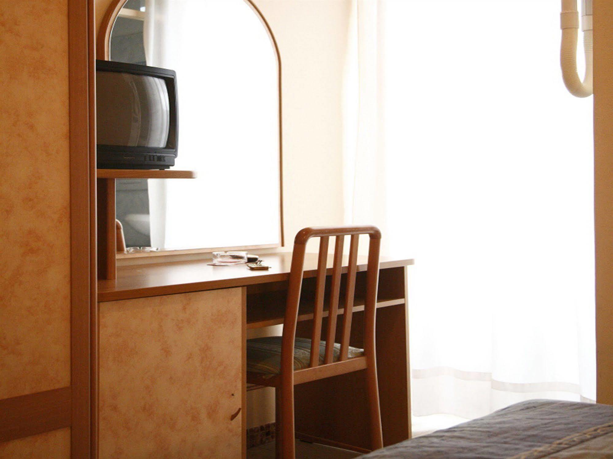 Hotel Bamby Rimini Bagian luar foto