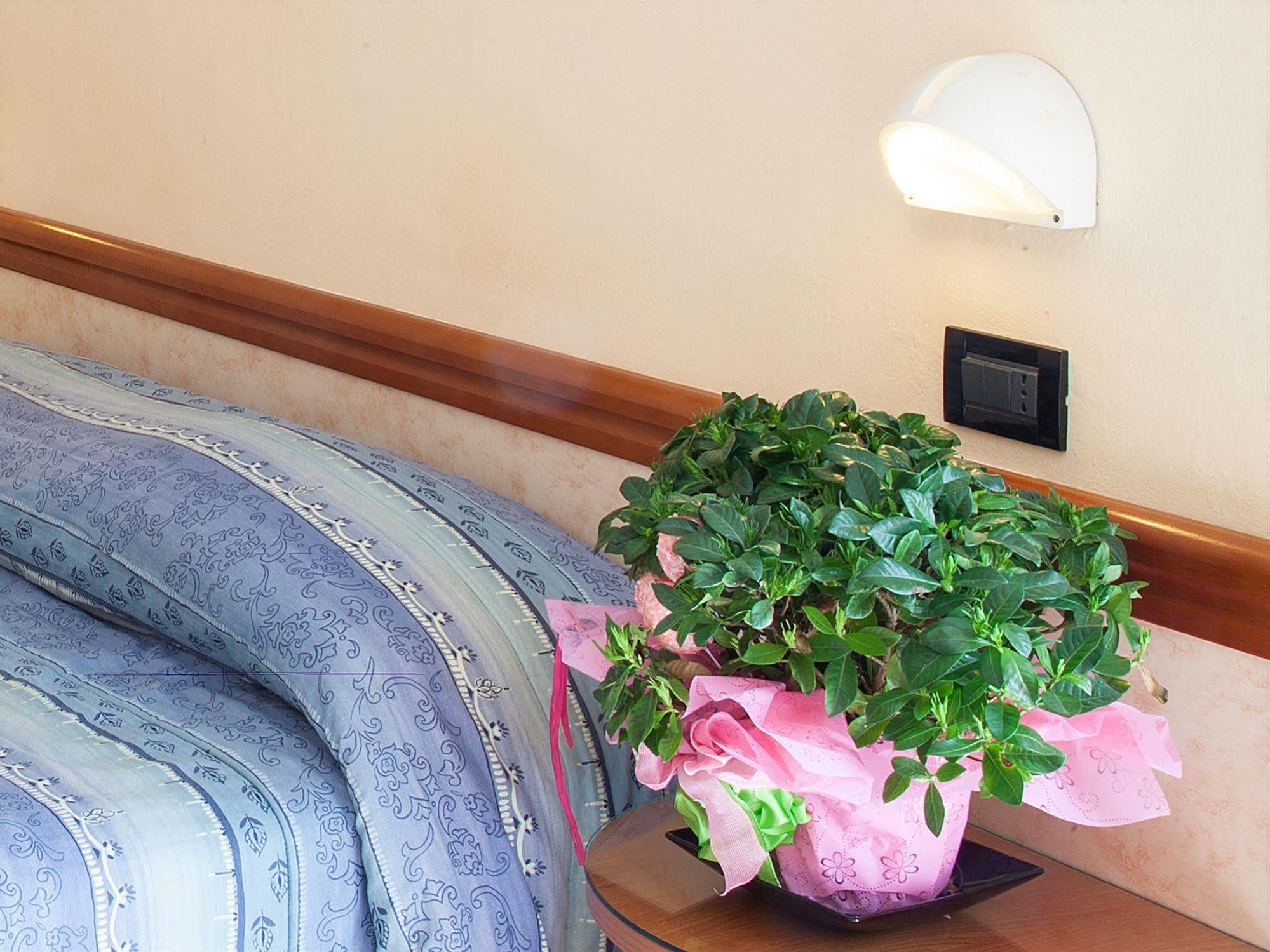 Hotel Bamby Rimini Bagian luar foto