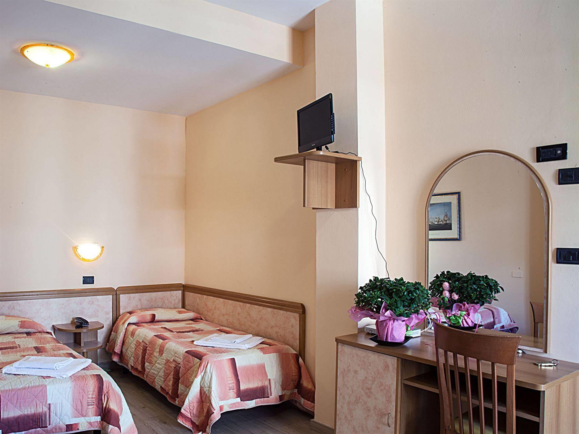 Hotel Bamby Rimini Bagian luar foto